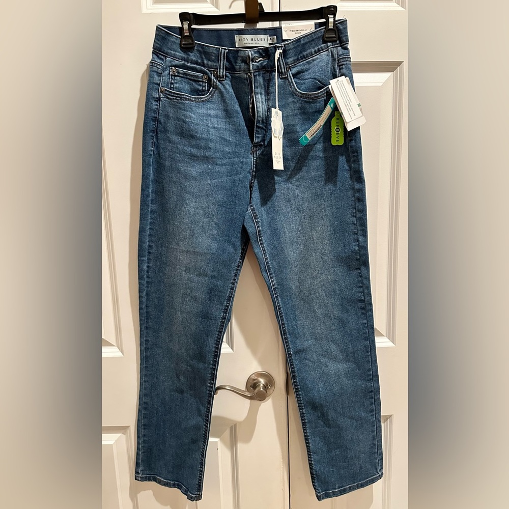 City Blues women’s high rise slim straight jean. Size 8/29